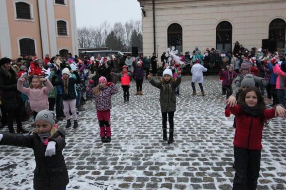 "Vítáme všechny, kdo se necháte rádi předvánočně naladit. Letos se tu scházíme již jedenáctým rokem!"