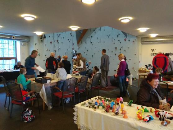 Adventní jarmark v Meziměstí se konal v teple sálu Centra Walzel