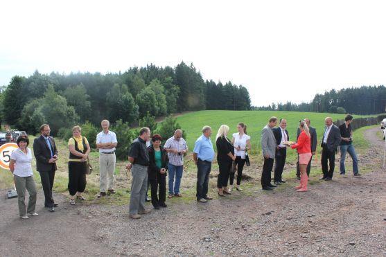 Poklepáním na základní kámen byla dnes symbolicky zahájena rekonstrukce silnice do Broumova přes Pasa
