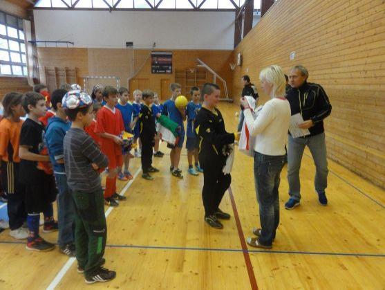 Desátý ročník fotbalového turnaje O pohár 17. listopadu vyhrála broumovská Hradebka. Už po sedmé