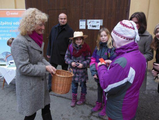 V Broumově vylosovali výherce soutěže Darujte si pod stromeček nový mobilní telefon nebo tablet!