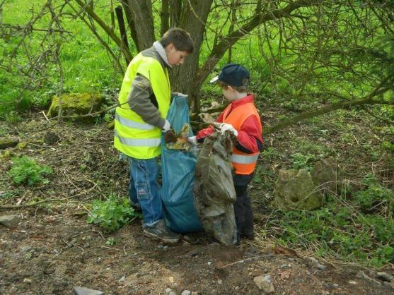 Děti z jetřichovské školy se připojily k jarnímu úklidu Broumovska