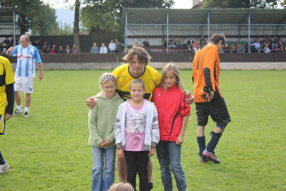 Tým fotbalových legend a herců Arabela pobavil broumovské publikum