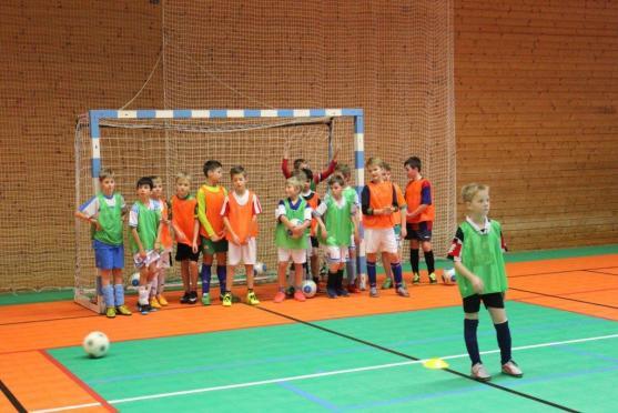 Fotbalová přípravka Slovanu Broumov strávila nedělní dopoledne s Létajícími trenéry
