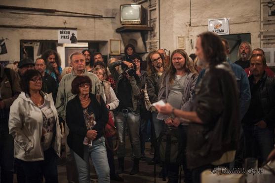 Výstavu Okuje ještě žhavé v undergroundovém klubu Eden uvedl básník Jaroslav Erik Frič