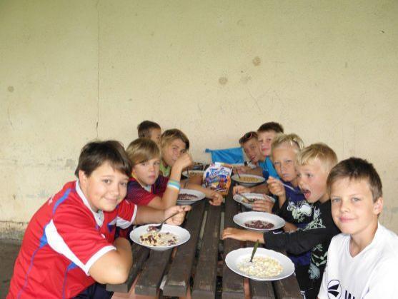 Broumovské mladší žáky na soustředění potrénoval bývalý fotbalový ligový brankář Karel Podhajský