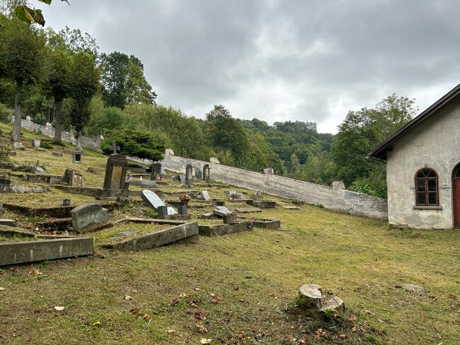 Češi a Němci nacházejí společnou řeč v péči o staré hroby na Broumovsku