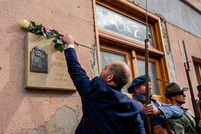 V Polici nad Metují odhalili pamětní desku Jindřichu Bejlovi