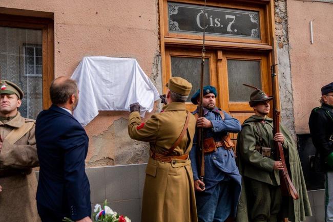 V Polici nad Metují odhalili pamětní desku Jindřichu Bejlovi