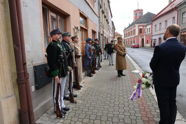 V Polici nad Metují odhalili pamětní desku Jindřichu Bejlovi