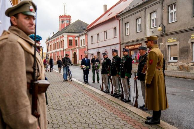 V Polici nad Metují odhalili pamětní desku Jindřichu Bejlovi