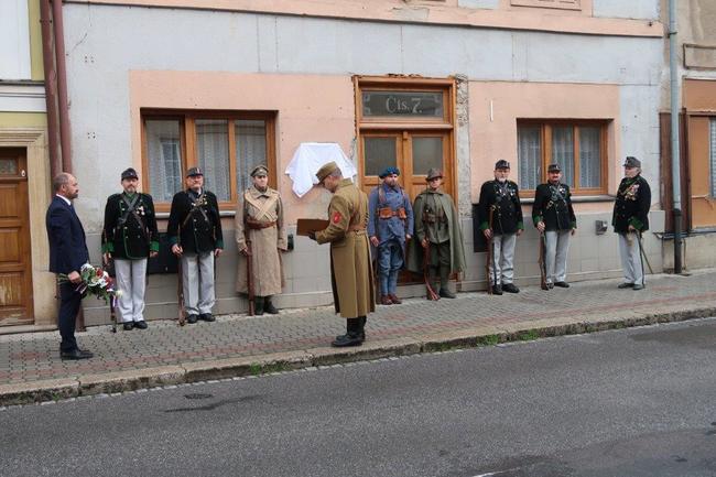 V Polici nad Metují odhalili pamětní desku Jindřichu Bejlovi