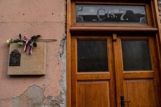 V Polici nad Metují odhalili pamětní desku Jindřichu Bejlovi