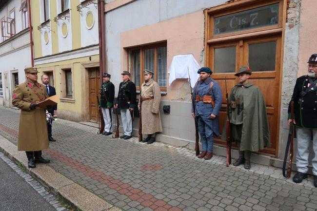 V Polici nad Metují odhalili pamětní desku Jindřichu Bejlovi