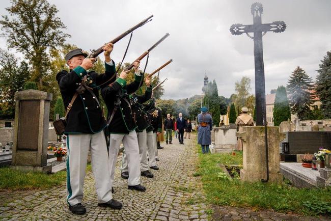 V Polici nad Metují odhalili pamětní desku Jindřichu Bejlovi