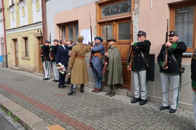 V Polici nad Metují odhalili pamětní desku Jindřichu Bejlovi