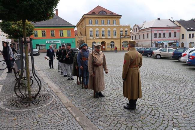 V Polici nad Metují odhalili pamětní desku Jindřichu Bejlovi