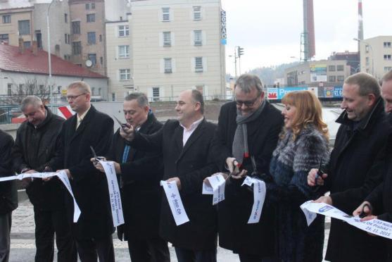 Nový kruhový objezd urychlí průjezd městem. Při slavnostním otevření se všichni shodli, že Náchod obchvat města potřebuje
