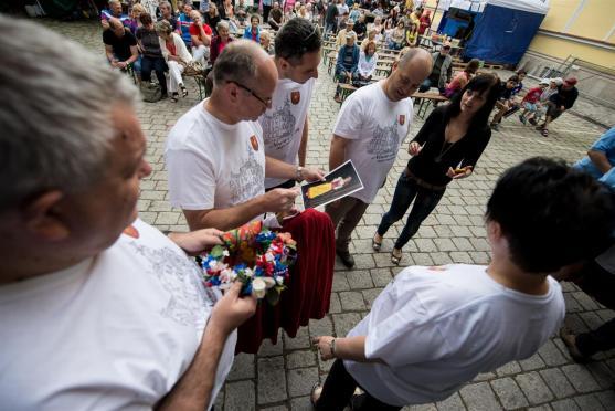 Soutěž českých a polských týmů zahájila sobotní program Broumovské pouti. Vyhrál domácí tým