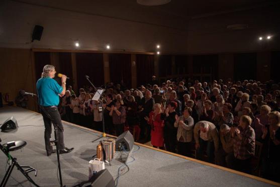 Veselá trojka potěšila zaplněný sál Střelnice