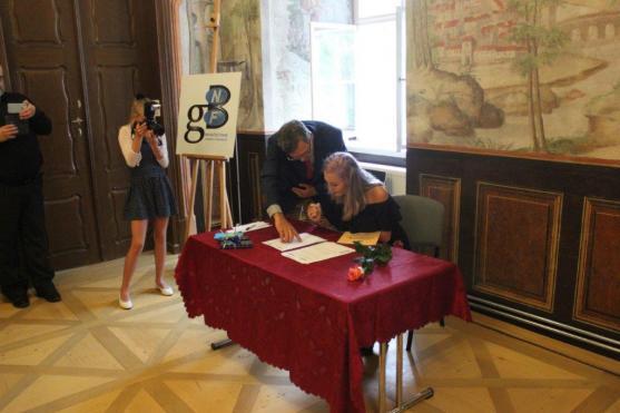 Absolventi Gymnázia Broumov převzali maturitní vysvědčení