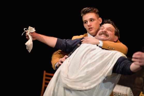 Divadelní soubor Divadlo Broumov sklidil ovace za premiéru francouzské komedie "Mátový nebo citron?"