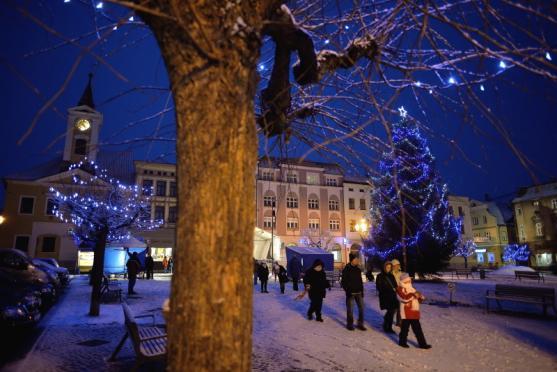 Broumovské náměstí ožilo díky živému betlému