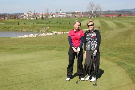 Golfisté z Grosshofu vybrali přes tři tisíce korun na broumovský psí útulek