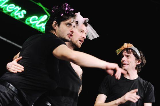 Krasavci Vyhazovači vyprodali broumovské divadlo čtrnáct dní před akcí