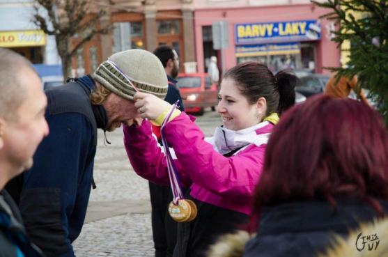 Vánoční běh Broumovem podpořil psí útulek