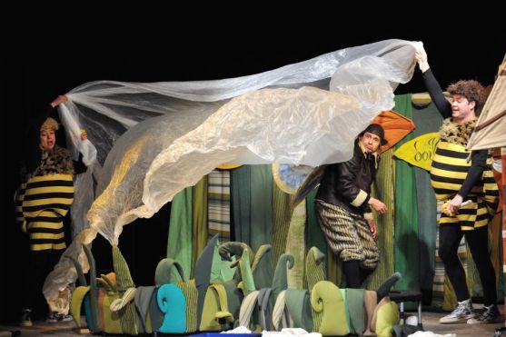 Divadelní představení včelích medvídků na fotografiích Jana Záliše