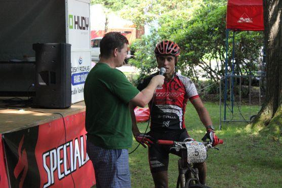 MTB TRILOGY: Po prologu a 1. etapě vede Hruška, druhý Vokrouhlík jel závěr etapy bez sedla