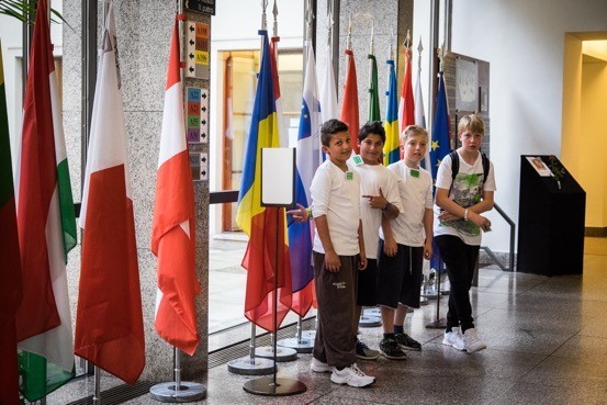 Mladí parkouristé - freeruneři z polického Sokola na promo akci v Poslanecké sněmovně