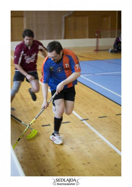 Polický florbalový tým AZ Vrátno vede bez ztráty bodu broumovskou ligu