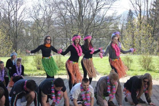 Vzpomínky jim nikdo nevezme. Studenti gymnázia se rozloučili se školou a spolužáky