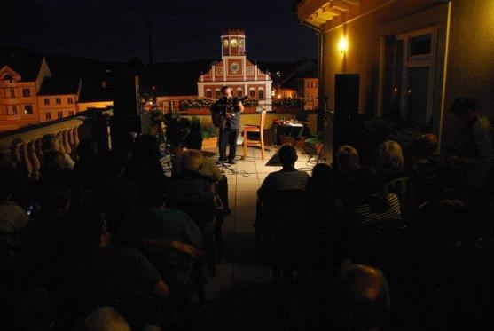 Vladimír Merta hrál na Pellyho Terase v Polici nad Metují 