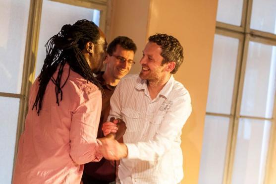 Femi Temowo Trio: Guláš, knedlíky a jazz v posledním předprázdninovém ArtCafé 