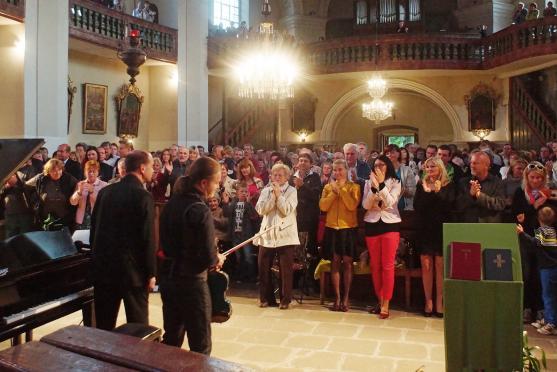 Pavel Šporcl nadchl zaplněný kostel sv. Michaela. Devátý ročník festivalu Za poklady Broumovska byl rekordní v návštěvnosti i výši dobrovolného vstupného 