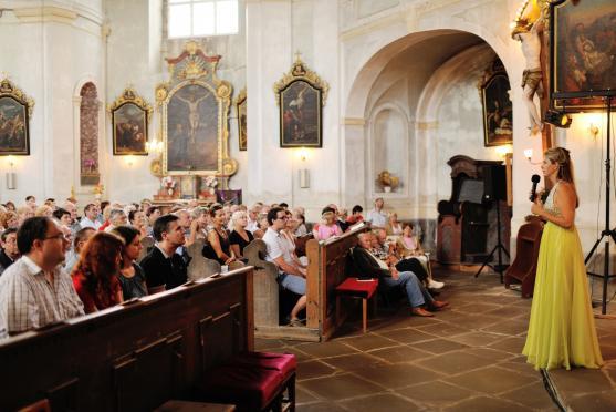 Koncert Kateřiny Englichové přilákal do kostela sv. Máří Magdaleny v Božanově tři stovky lidí 