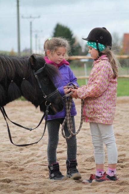 Podzimní prázdniny strávily děti na koních v hejtmánkovické jízdárně