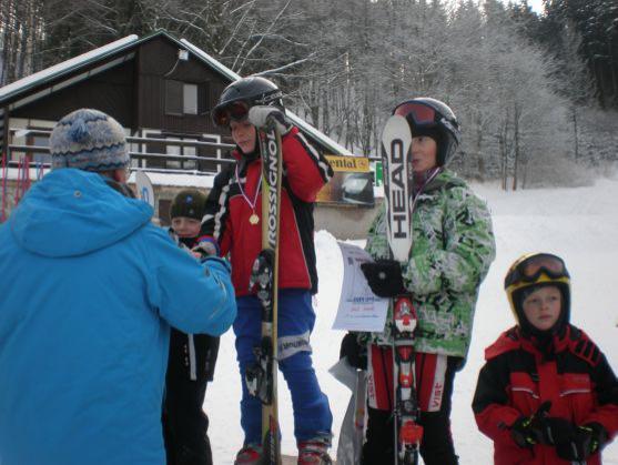 V Teplicích nad Metují startovalo ve veřejném závodě v obřím slalomu 55 mladých lyžařů