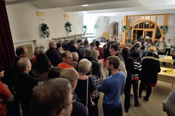 Karel Plíhal. Folková hvězda navštívila broumovské divadlo 