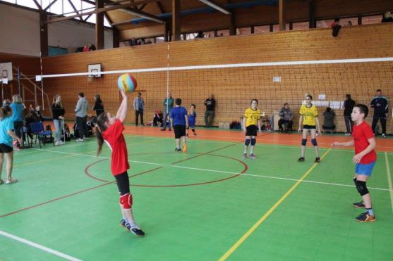 Volejbal si o víkendu v Broumově zahrálo 225 dětí