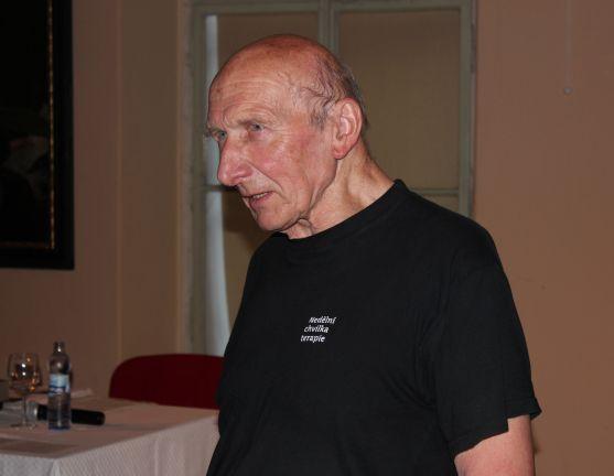 Písně Petra Nováka a vyprávění Jiřího Černého dojaly klášterní Kreslírnu 