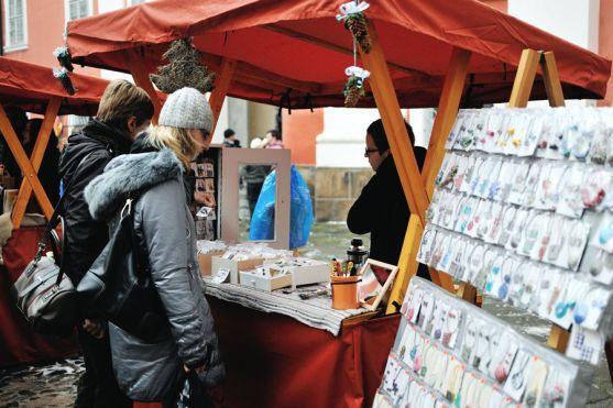 Na Adventním trhu v broumovském klášteře bylo kolem 30 stánků a spousta návštěvníků