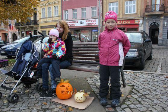 Na broumovském náměstí se dlabaly dýně už po osmé