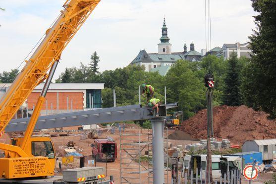 Lávka z Manor House k Hotelu Veba je na svém místě 