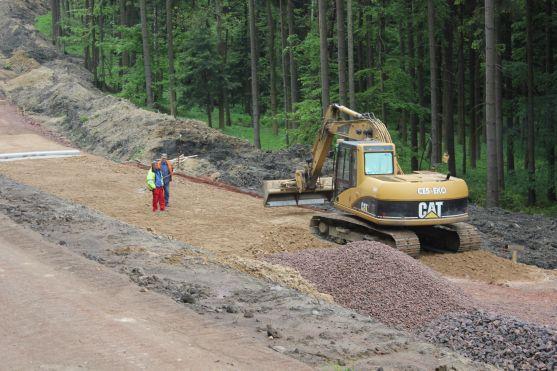 Na silnici přes Pasa se pracuje i o víkendech. Zdržení stavby se neočekává 