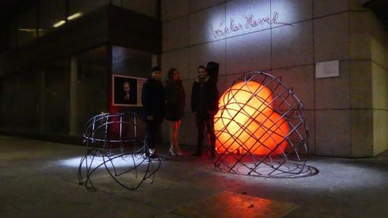 Blízko… (nejen Národnímu divadlu)