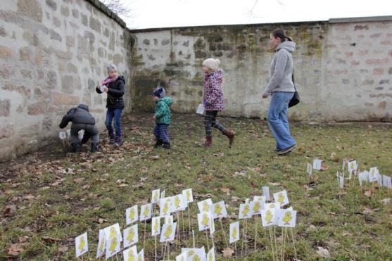 Hledání kuřátek v klášterní zahradě 